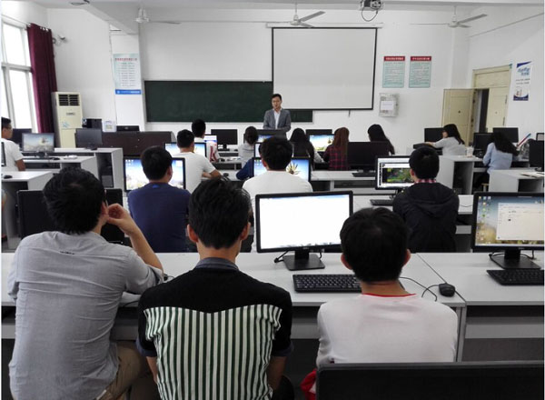 百捷教育熊光荣总经理给学生做岗前培训动员